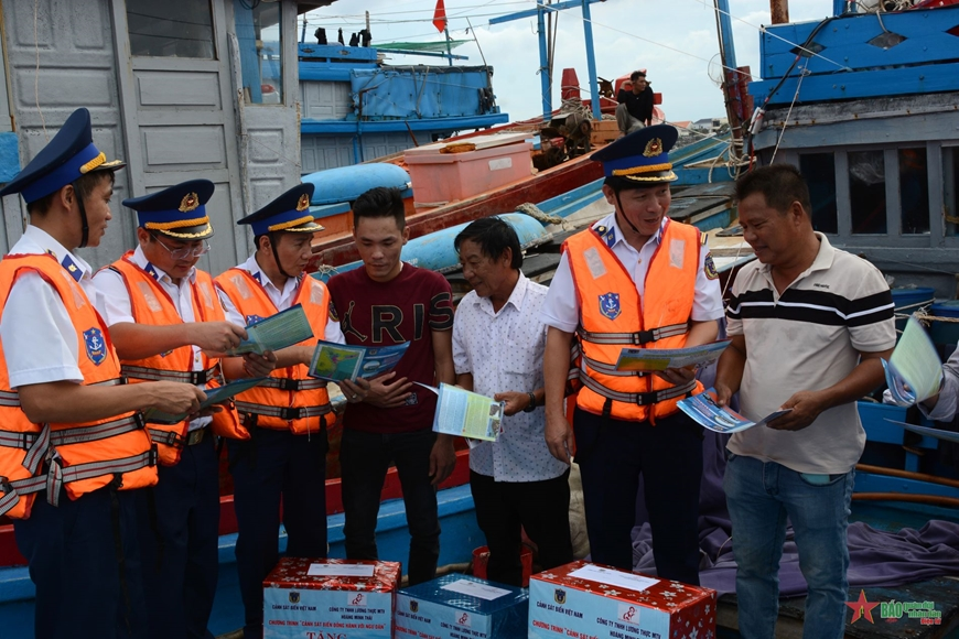 Cảnh sát biển đồng hành với ngư dân huyện đảo Lý Sơn 